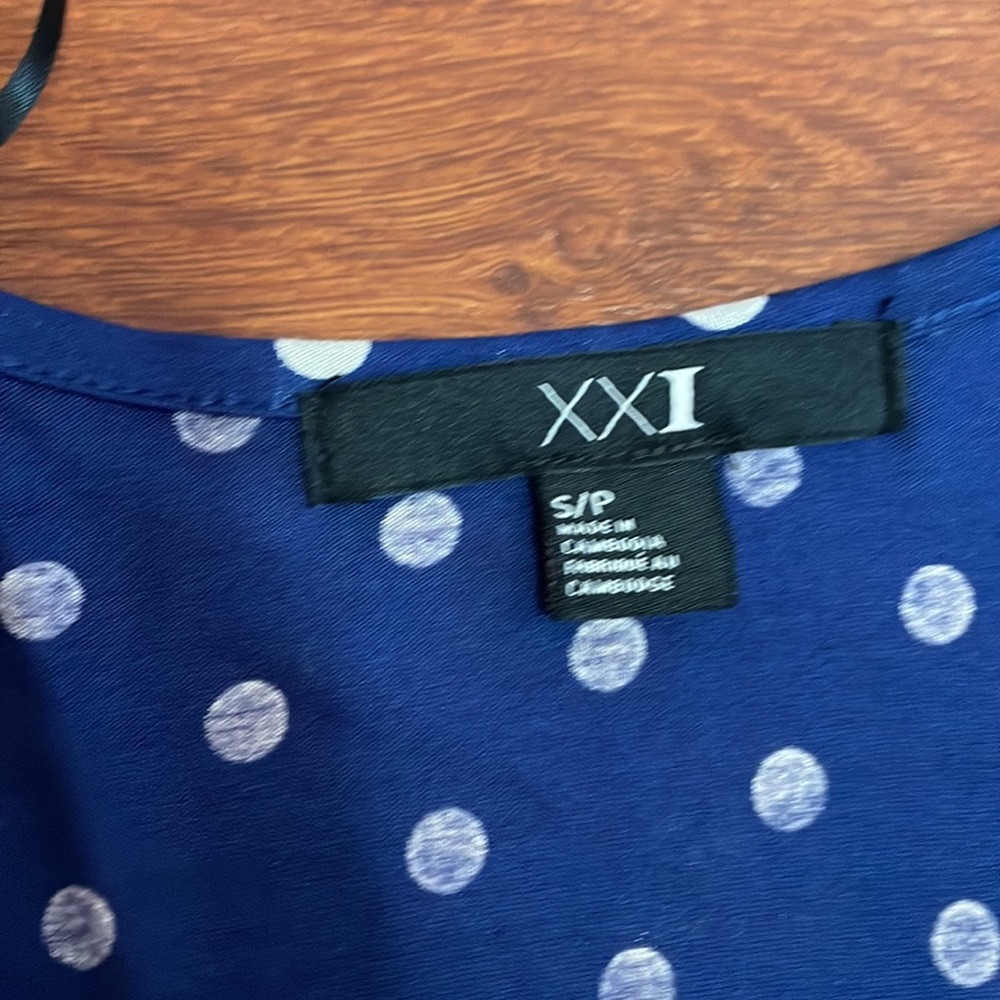 *HOST PICK* Forever 21 Blue white polka dot v neck t-shirt size small. - Picture 2 of 3